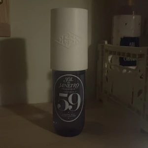 sol de janeiro 59 - säljer den ganska nya doften av sol de janeiro collectionen, då jag inte tycker att doften passar mig ❤️ använd fåtal gånger, mycket kvar (se bild två)