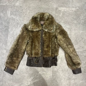 Skinnjacka mer päls och bälte  - Skinnjacka med päls (inte äkta) och spänne. Storlek 36