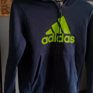 Hoddie adidas - Nyskick, mjuk och skön hoodie, anv 1 ggn.