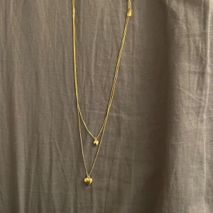 2-set Guld halsband - S025- Halsband köpt från glitter för 500kr💕 Vattentålig☺️ Finns lite tecken av användning på det större hjärtat💕
