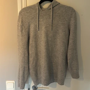 Kashmir hoodie - Säljer nu min Kashmir hoodie då den är för liten. Storlek s men sitter som xs. 