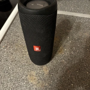 JBL 5 - Jätte bra jbl men säljer den pga ingen användning 