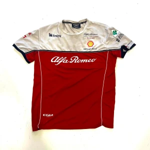 Officiell F1 Alfa Romeo tröja - Officiel tröja köpt på bana i spanien. Väldigt bra skick 🙏 Passar M-L 700kr Nypris!! För mer info är de bara att fråga. :)