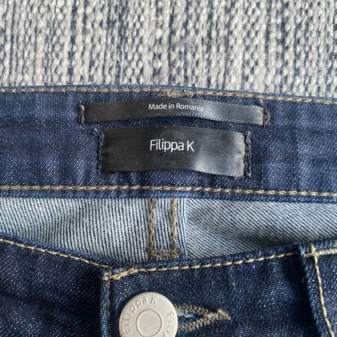 Mörkblåa jeans modell Niki Blue jeans i strl 29/32 från Filippa K - 90