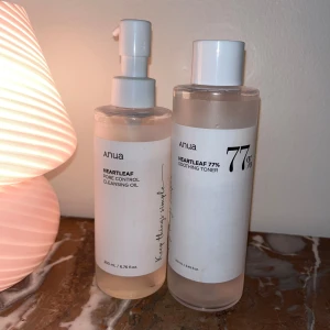 Anua heartleaf oil cleanser & toner - Anua heartleaf Pore Control Cleansing Oil & Heartleaf 77% Soothing Toner. Dom är använda till ca 75% & 60% (se bild) men funkade tyvärr ej för mig! Trendig koreansk hudvård. Cleanser ligger Originalpris 260kr & Toner 320kr. Säljer båda för 120kr. 🌸 