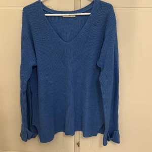 Stickad tröja - Säljer denna vackra blå stickade tröja från indiska i xs. Mer lik en S/M