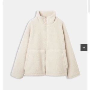 Carin Wester fleece - En helt oanvänd Carin Wester fleece i storlek M. Köpte fel storlek och kan inte returnera den då det gått för lång tid, skriv vid frågor eller funderingar!