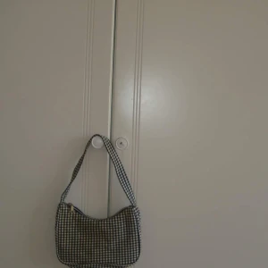 Handväska - Rutig handväska i tyg. Använd men ok skick!