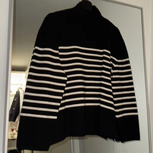 Stickad tröja - Med polo och fint material från h&m’s modern classic kollektion, vida ärmar