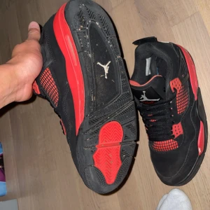 Jordan 4 red thunder ( pris kan diskuteras) - Säljs pågrund av jag har växt ur dom. Har användt de hit och dit runt ett halv år inte så slitna 