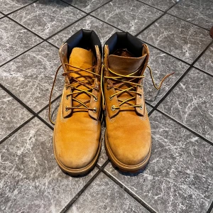 Timberland skor - Säljer mina gamla timberland kängor för de är för små för mig. Det är i mycket bra skick och i storlek 39,5. Nypris på dessa skor är 2299kr. Hör av dig om du undrar något och kom gärna med prisförslag!!!