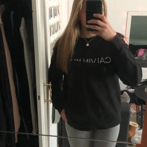 Calvin Klein sweatshirt  - Gillar verkligen denna tröjan men har svårt att ha på den för den påminner om mitt ex😩  Den är gosig och i bra skick, endast använd några gånger🥰 
