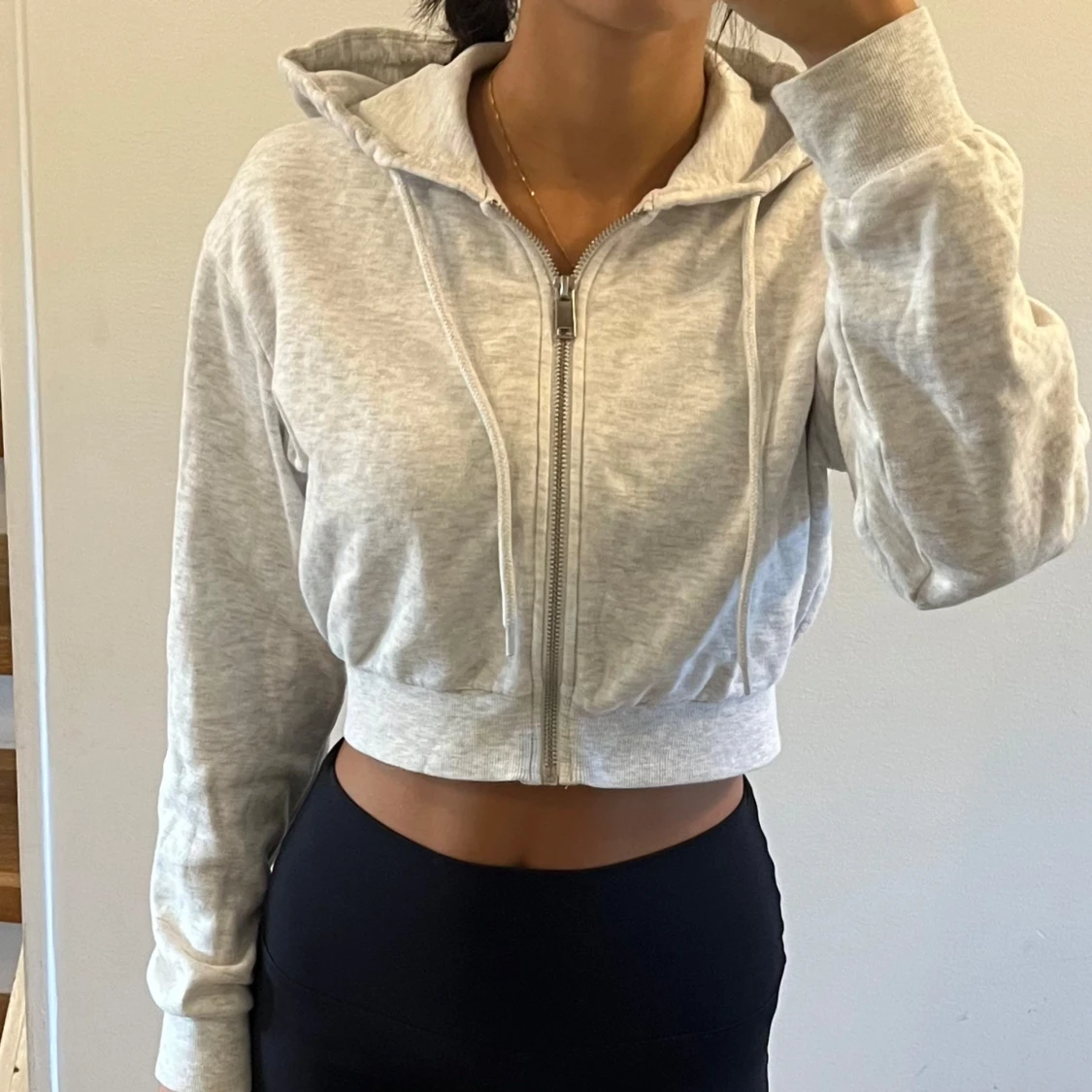 Grå croppad hoodie - 90