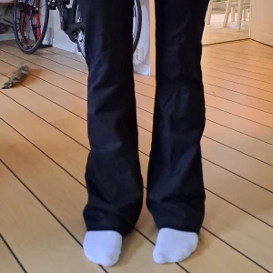 Bootcut kostymbyxor - Jätte fina kostymbyxor ifrån Wera. Man kunde inte ha en så lång bild så det är därför benen är på ena och midjan på andra. Priset är inte fast