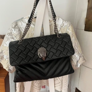 Kurt Geiger väska - En stor Kurt Geiger väska som är perfket till skola eller jobb, . ALLT får plats. Perfekt för en dator eller skolböcker. 