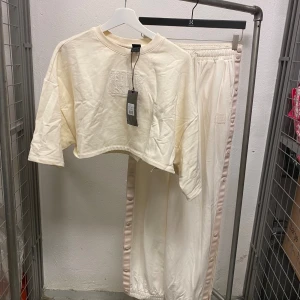 Fenty x Puma set  - Rihanna Fenty x puma  Nytt set, cremevit, storlek s/m 