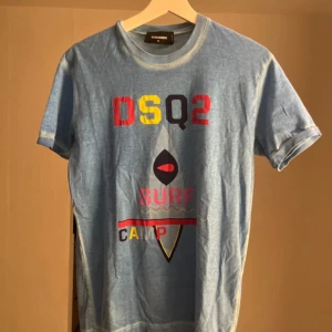 Dsquared2 T-shirt  - Dsquared2 T-shirt i storlek M. Bra skick