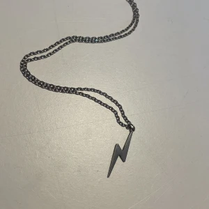 Blixt halspand - Snyggt blixt halsband i silver. Andvänt bara några få gånger och i bra skick!