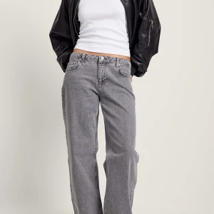 Lågmidjade jeans från nakd - Skitsnygga jeans från nakd i färgen ljusgrå. Bra skick och inga defekter. I strl 34💞köparen står för frakten💞💞