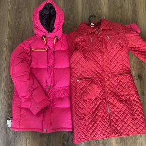Billiga jackor  - Jag håller på att städa ur min mammas jackor och säljer dom för billigt. Jackorna säljs tsm. Det finns lite fläckar på rosa jackan se bild.