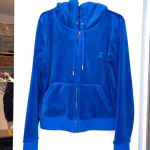 Helt ny och oanvänd Juicy Couture hoodie i färgen ”royal blue” går inte att få tag i längre. Jätte fin blå färg och i nytt skick. Säljer den för den är för stor för mig