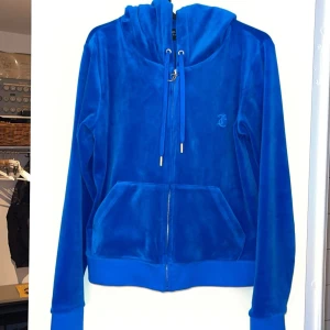 Helt oanvänd juicy couture hoodie  - Helt ny och oanvänd Juicy Couture hoodie i färgen ”royal blue” går inte att få tag i längre. Jätte fin blå färg och i nytt skick. Säljer den för den är för stor för mig