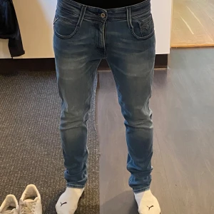 Fräscha blåa jeans från Replay - Säljer ett par snygga jeans från Replay. Använda ca 3-4 ggr och säljer på grund av dålig storlek. Köpta för 809 kr men kan tänka mig att gå ner till 649. 