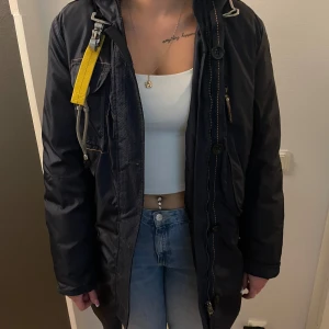 Parajumper jacka  - Lång parajumper jacka utan päls och klistermärke, Pris kan diskuteras 