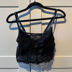 Svart spetslinne - Snyggt svart spetslinne med justerbara axelband, ny! 