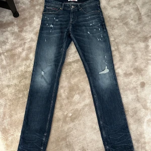 Jeans med slitningar  - Säljer du dessa sprillans nya jeans med slitningar. Bara använda fåtal gånger och är som nya. Nypris ligger på 1900kr och de är i storlek W30 L34. Bara att skriva vid minsta fundering!😁