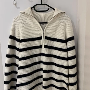 Stickad med krage!🤍 - Använd men endå i bra skick!