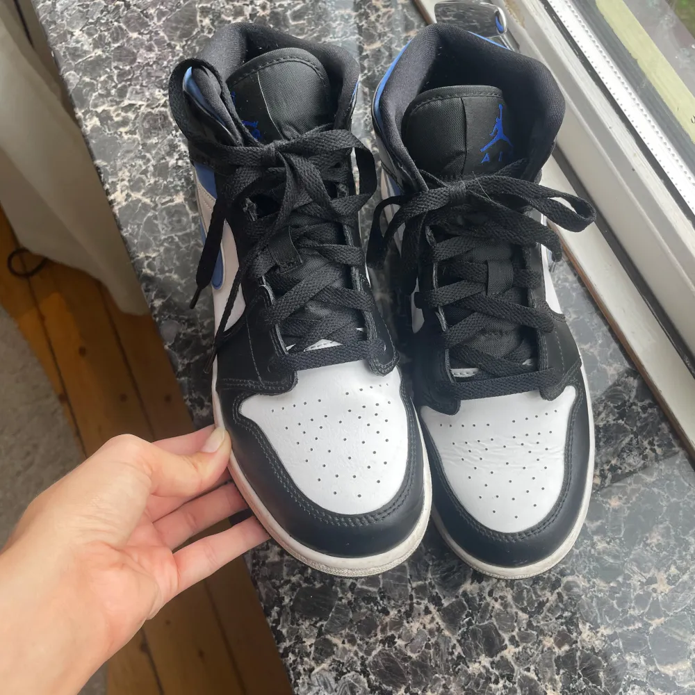 Säljer mina nike air jordan 1 mid i färgen white black royal, storlek 39. Använda 1-2 gånger, väldigt fint skick och inte creasade där fram. Köpta för 2600 kr för ett tag sen (ligger på nu för 3300kr nu)💙. Kengät.
