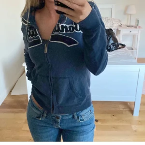 Gullig blå zip up - Jättefin zip up i bra skick, säljes då den inte kommer till användning. Pris går att diskutera❤️