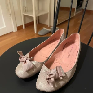 Ballerinaskor - Glittriga ballerinaskor i storlek 38. Skulle dock säga att de passar någon 38-40 då de är lite stora i storleken.  