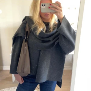 grå kappa  - så fin kappa med en knapp upptill🫶🏼 den är i nyskick bara använd en gång med prislappen kvar❤️