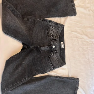 Gina tricot jenas - Säljer mina Gina tricot jeans, använda fåtal gånger men lite slitningar längst nere vid byxorna