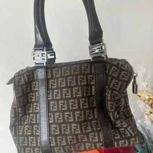 Fendi väska  - Så fin fendi väska, köpt på Vestiaire för ca 7000kr, har aldrig använt men den är ju vintage och därav använd! mått: 14x14x20cm 