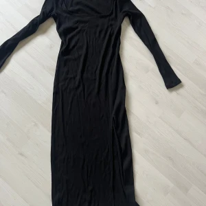 Långklänning  - Långklänning från NA-KD!! Slits nertill och en superfin urringning framtill!🧸