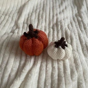 Pumpa inredning 🍂 - Söt fina pumpa decor perfekt för höstigt rum 🎃båda är virkade av Cotton garn och är välgjorda av mig 💫 den stora för 45kr och den lilla för 25kr, båda för 70kr💞(grejerna kommer inte med) 