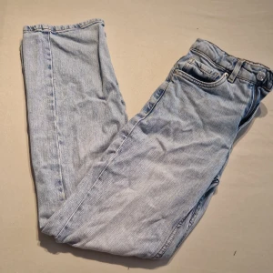 Wide jeans - Säljer dessa raka/vida jeans dom är från kappahl i stl 158. Jättebra skick har använts ganska få tal gånger. Säljer för att jag är för lång för dessa. Priset kan diskuteras.Jag tycker de är  low/mid waist. Alla mina plagg tvättas innan de skickas<33