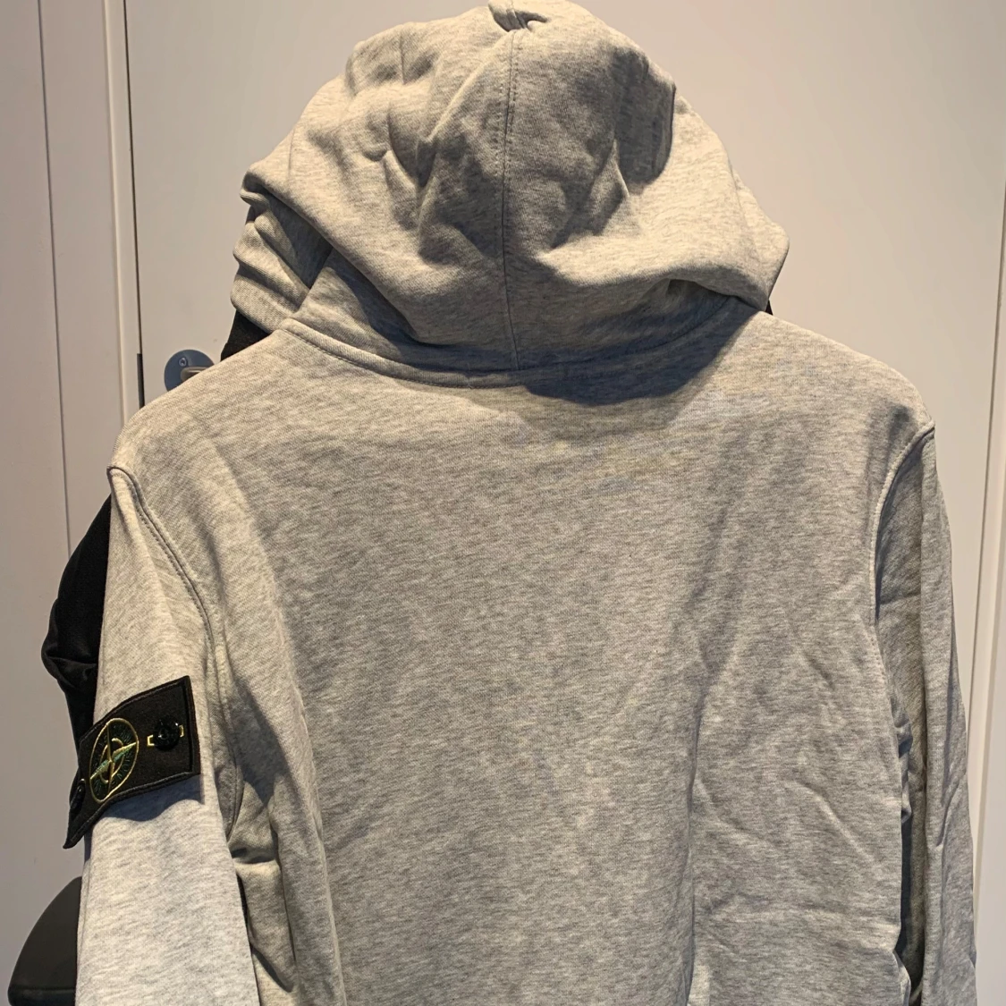 Grå hoodie från Stone Island - 93