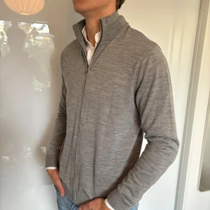 H&M kofta grå - - Kofta från märket H&M i storlek M - Bra skick, inga defekter  - Modell på bild är 182/67kg. - Hör av dig vid eventuella frågor! Mvh  