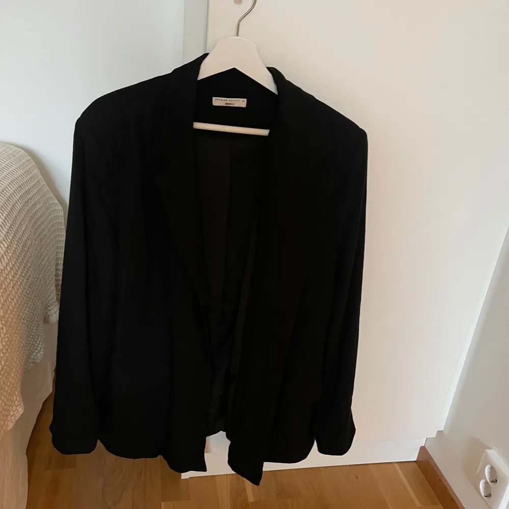 Blazer i linne material. Nyskick, aldrig använd. . Puvut & Bleiserit.