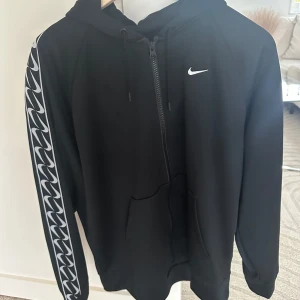 Nike kofta - En Nike kofta köpt från Jdsports perfekt i skick använd knappt tre gånger inga defekter alldeles ren💓