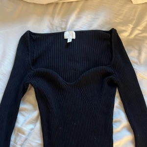 Svart ribbad  - Säljer denna finns svart ribbade tröjan från hm då den inte kommer till användning, endast använd 1 gång så är i nyskick💗