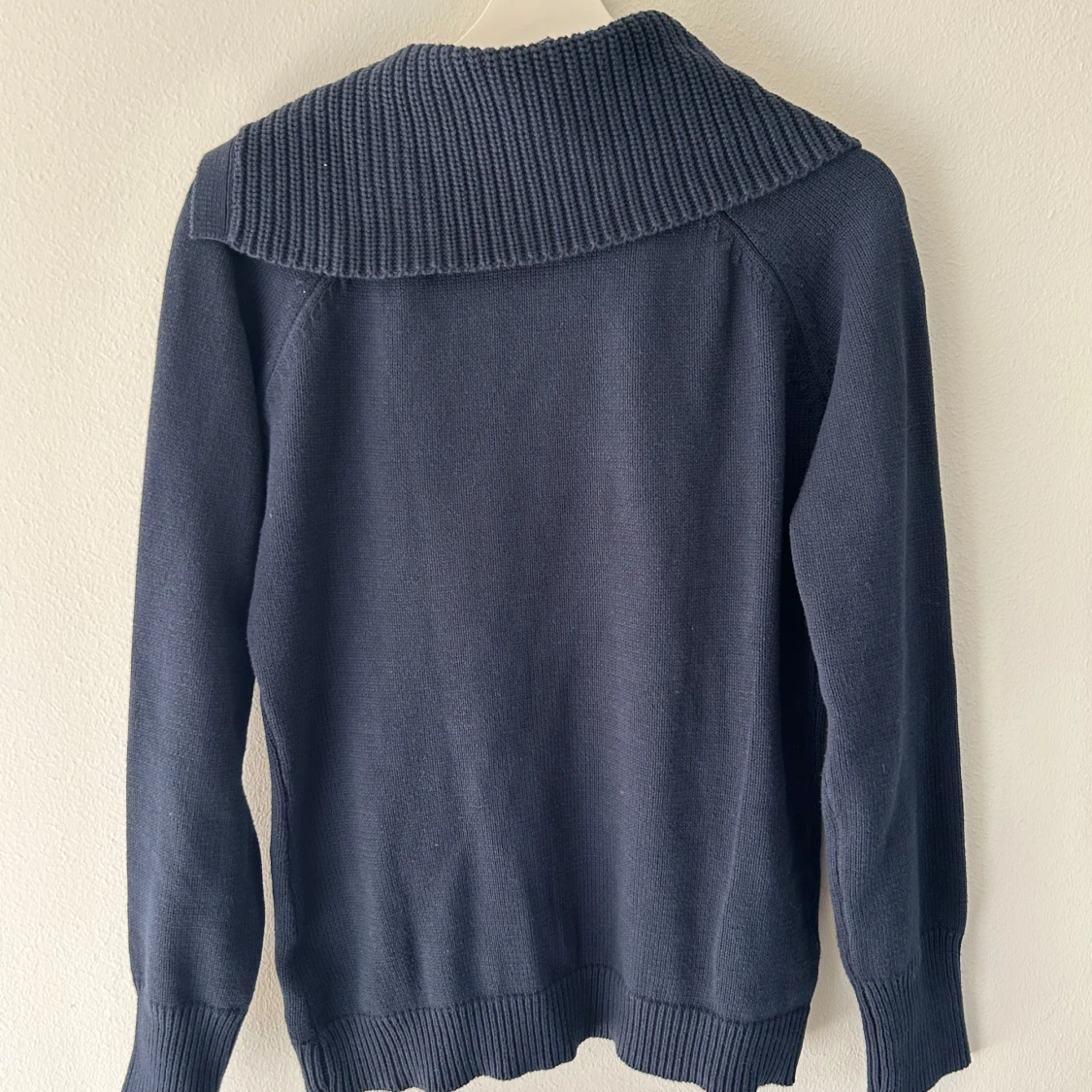 Tjocktröja med detalj - 93