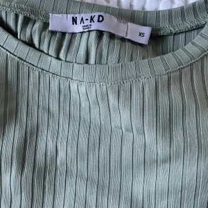Topp från nakd - Skönt material , en ljusgrön topp med öppen rygg storlek xs . Som ny