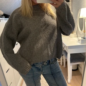 Stickad tröja  - Säljer denna stickade tröja i storlek s, priset går att diskutera vid snabb affär😊🩷hör av dig om du har frågor eller vill ha mer bilder