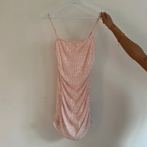 klänning  - en jättefin söt klänning som GLÄNSER, säljer pga kommer en till användning ✨🎀