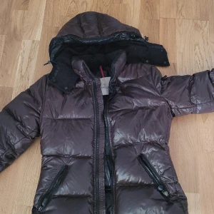 Moncler  - Jag vill säjia min favorit moncler jacka för att den har blivet liten för mig 